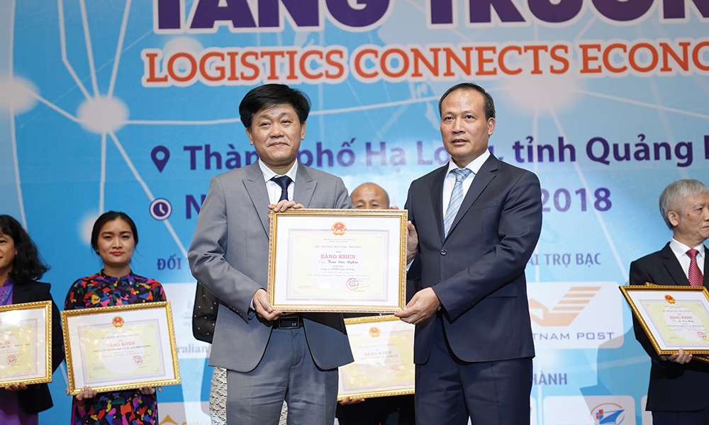 Ông Cao Quốc Hưng Thứ trưởng Bộ Công Thương trao bằng khen cho ông Trần Đức Nghĩa, Giám đốc Công ty TNHH Quốc tế Delta vì đã có nhiều đóng góp phát triển ngành logistics Việt Nam