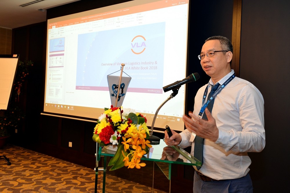 Ông Đào Trọng Khoa - Phó Chủ tịch VLA thông tin đến Hội nghị về tình hình phát triển ngành logistics Việt Nam hiện nay