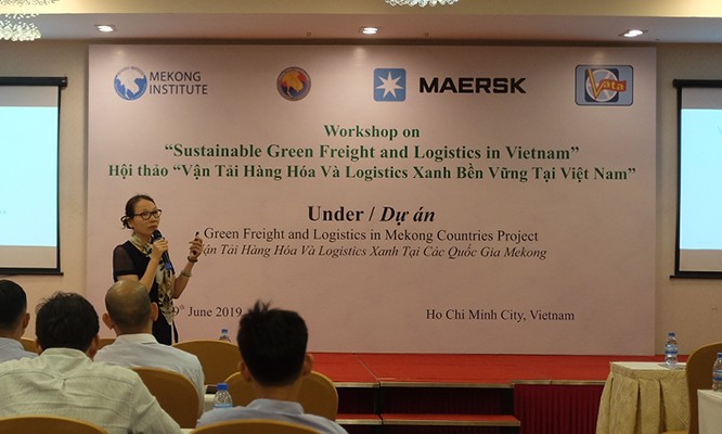 Bà Phùng Thị Hòa, Điều phối viên quốc tế của Hiệp hội Vận tải ô tô Việt Nam (VATA) phát biểu tại hội thảo
