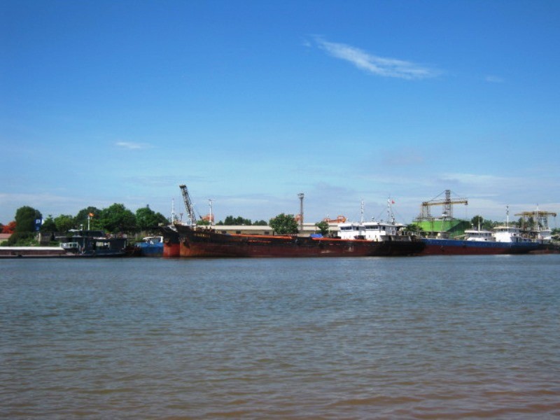 Tàu vào bốc dỡ hàng hóa tại cảng Ninh Phúc, tỉnh Ninh Bình - Ảnh: Nam Ninh
