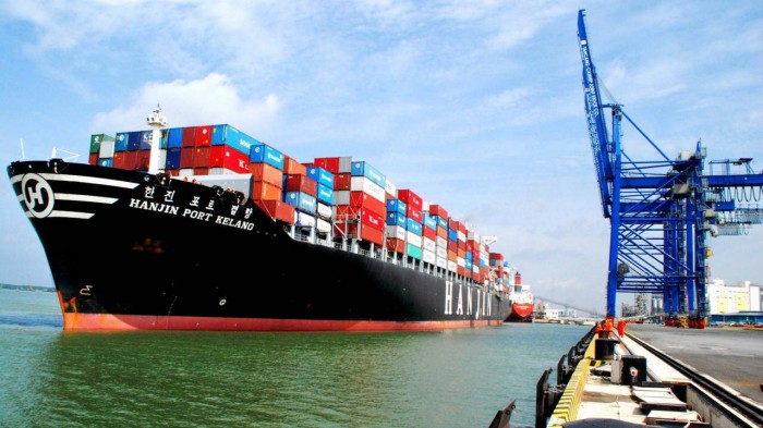 Việc cập nhật, công khai giá cước container của các hãng tàu nhằm minh bạch trên thị trường vận tải, đảm bảo quyền lợi cho các doanh nghiệp xuất nhập khẩu của Việt Nam - Ảnh minh họa